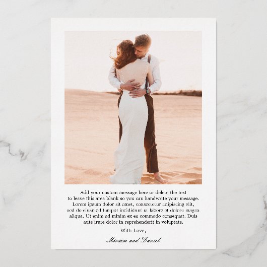 Eenvoudige Bold Date Foto Moderne bruiloft Dank u Folie Uitnodiging (Achterkant)