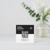Eenvoudige Bold Minimal Company Logo Moderne QR-co Vierkante Visitekaartje (Staand voorkant)