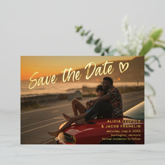 Eenvoudige Bold Modern Wedding Save the Date Folie Uitnodiging (Staand Voorkant)