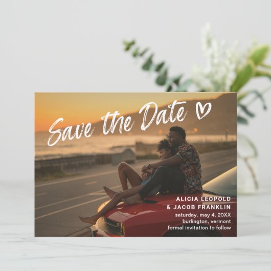 Eenvoudige Bold Typografie Hart Moderne bruiloft Save The Date (Staand voorkant)