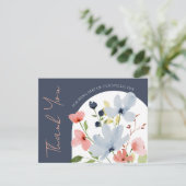 Eenvoudige boog blauw en roze bloemenbruiloft bedankkaart (Staand voorkant)