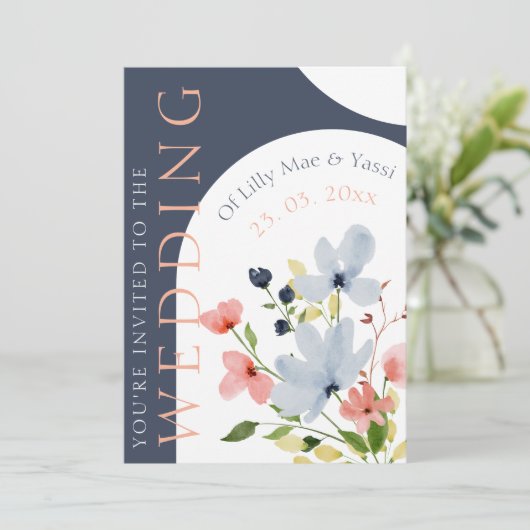 Eenvoudige boog blauw en roze bloemenbruiloft kaart (Staand voorkant)