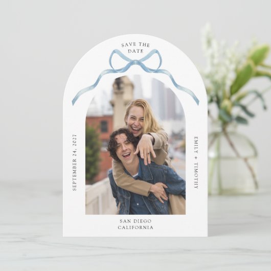 Eenvoudige Boog Foto Blue Bow Wedding Save the Dat Kaart (Staand voorkant)