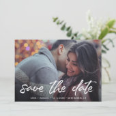 Eenvoudige Borstel Script Foto Moderne Bruiloft Save The Date (Staand voorkant)