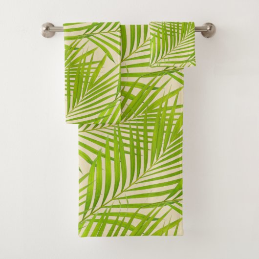 Eenvoudige botanische groene palmbladeren op beige bad handdoek (Insitu)