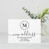 Eenvoudige botanische krans monogram nieuwe adres  aankondiging (Staand voorkant)