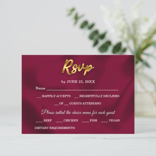 Eenvoudige Bourgogne en goud Elegant Script Weddin RSVP Kaartje (Staand voorkant)