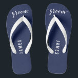 Eenvoudige Bruidegom Navy Blauwe Trouwfeest Flip F Teenslippers<br><div class="desc">Eenvoudige bruidegom navyblauwe trouwfeest flip flops met brede banden en aanpasbare tekst - u kunt de naam van de bruidegom toevoegen</div>