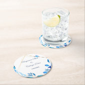 Eenvoudige bruiloft costar met blauw bloemblad en  ronde kartonnen onderzetter (Insitu)