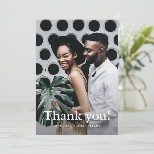 Eenvoudige bruiloft foto met bericht van dank bedankkaart (Staand voorkant)