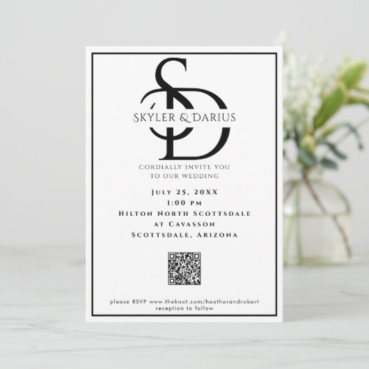 Eenvoudige bruiloft Monogram Klassieke Minimale QR Kaart (Staand voorkant)