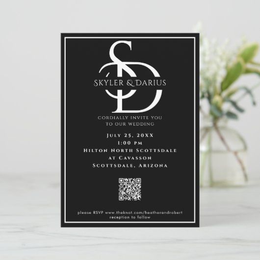 Eenvoudige bruiloft Monogram Klassieke Minimale QR Kaart (Staand voorkant)