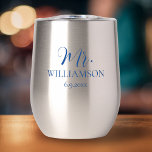 Eenvoudige bruiloft Mr. Mrs Names Date Custom<br><div class="desc">Prachtige wijn of koffie tuimelaar voor het bruidspaar om hun speciale dag te herdenken. Design heeft Mr op de voorkant (maar gemakkelijk veranderen in Mrs Personaliseer door namen en datum toe te voegen. Wijzig ook eenvoudig de lettertypekleuren. Maakt een perfecte bruiloft of jubileum cadeau.</div>