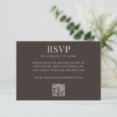 Eenvoudige Bruine Moderne QR Code Huwelijk RSVP Kaartje (Staand voorkant)