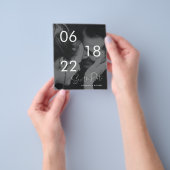 Eenvoudige budgetfoto slaat de datum-QR-code op Flyer (Hand)