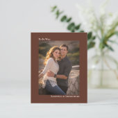 Eenvoudige Chestnut Brown BUDGET Weddenfoto Uitnod (Staand voorkant)