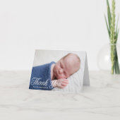 Eenvoudige Chic Baby Photo White Script Overlay Bedankkaart (Voorkant)