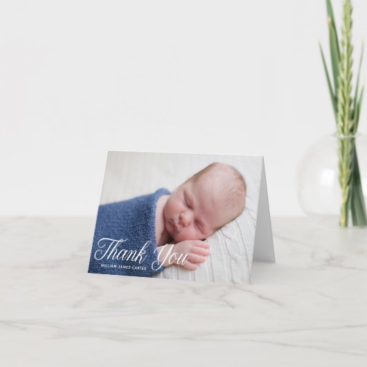 Eenvoudige Chic Baby Photo White Script Overlay Bedankkaart (Voorkant)