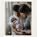 Eenvoudige Chic Custom Naam en Foto 2025 Planner<br><div class="desc">Houd uw leven georganiseerd in stijl met deze eenvoudige en chique ongedateerde 2025-planner, met ruimte voor uw aangepaste naam en favoriete foto. Het minimalistische ontwerp biedt een schone en moderne look, perfect voor diegenen die een no-fuss-benadering van planning verkiezen. Met zowel wekelijkse als maandelijkse lay-outs kunt u op elk moment...</div>