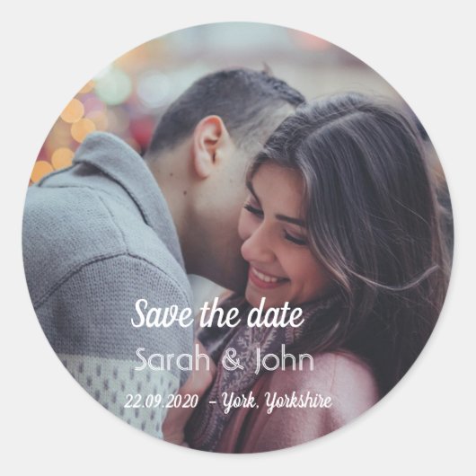 Eenvoudige Chic Foto Save the date Klassieke Stick Ronde Sticker (Voorkant)