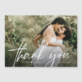 Eenvoudige Chic Modern Script Trouwfoto Dank u Magnetische Uitnodiging (Voorkant)