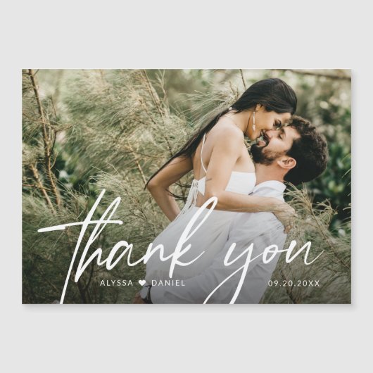 Eenvoudige Chic Modern Script Trouwfoto Dank u Magnetische Uitnodiging (Voorkant)