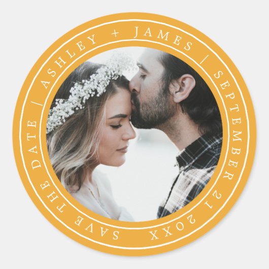 Eenvoudige Chic Save the Date Trouwfoto Geel Ronde Sticker (Voorkant)
