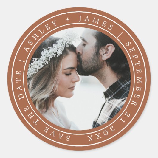 Eenvoudige Chic Save the Date Trouwfoto TerraCotta Ronde Sticker (Voorkant)