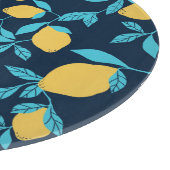 Eenvoudige citrus: citroenen op blauw. snijplank (Hoek)