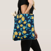 Eenvoudige citrus: citroenen op blauw. tote bag (Dichtbij)