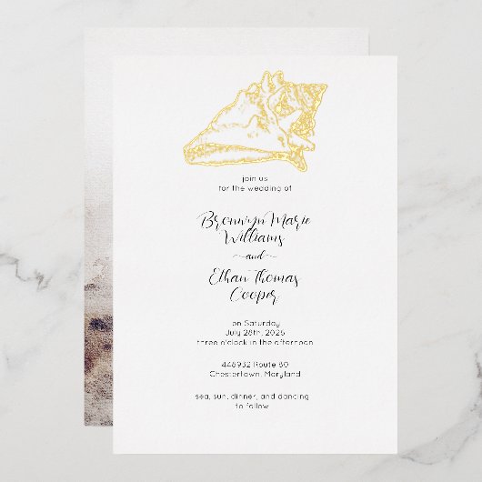 Eenvoudige Conch Seashell Sandy Beach Folie Uitnodiging (Voorkant / Achterkant)