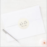 Eenvoudige crème moderne bruiloft ronde sticker<br><div class="desc">Elegante bruiloft stickers met een eenvoudige en minimale lay-out met "We Do" in een eigentijdse scripttypografie. Een klassiek design met een moderne touch.</div>