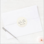Eenvoudige Crème Moderne Trouw Ronde Sticker<br><div class="desc">Elegante trouwstickers met een eenvoudige en minimale lay-out met "We Do" in een hedendaagse scripttypografie.  Een klassiek ontwerp met een moderne touch.</div>