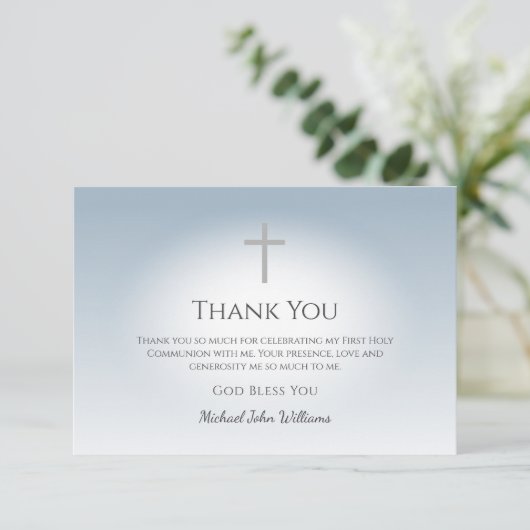 Eenvoudige Cross Boys Eerste Communie Dusty Blue Bedankkaart (Staand voorkant)
