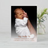 Eenvoudige Cute Aangepaste Foto Pasgeboren Hallo B Folie Uitnodiging (Staand Voorkant)