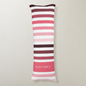 Eenvoudige dikke strepen met naam in Calypso-koraa Lichaamskussen (Voorkant Verticaal)