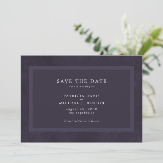 Eenvoudige donkerbruine paarse elegante bruiloft save the date (Staand voorkant)