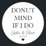 Eenvoudige DONUT MIND ALS IK HART BRUILOFT GUNST Ronde Sticker<br><div class="desc">Een Classic Black Thank You Wedding-Sticker met "Donut Mind If I Do" in een klassiek,  modern lettertype. U kunt het gemakkelijk personaliseren met uw namen en trouwdatum.</div>
