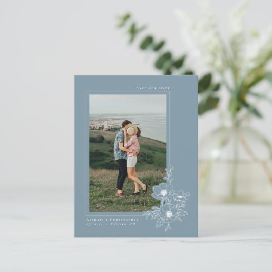 Eenvoudige Dusty Blue Anemone Art Floral Save the  Aankondigingskaart (Staand voorkant)