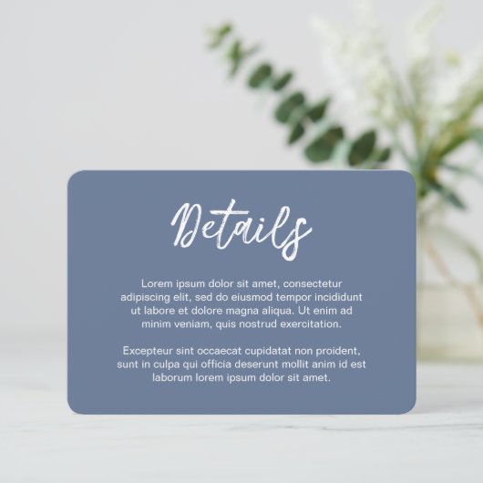 Eenvoudige Dusty Blue Bold Fonts Modern Wedding Informatiekaartje (Staand voorkant)