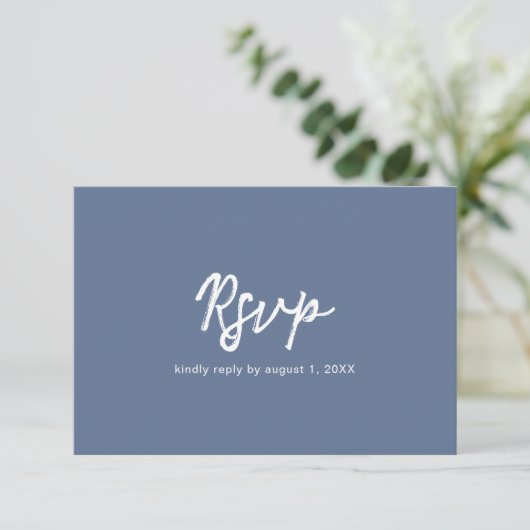 Eenvoudige Dusty Blue Bold Fonts Modern Wedding RSVP Kaartje (Staand voorkant)