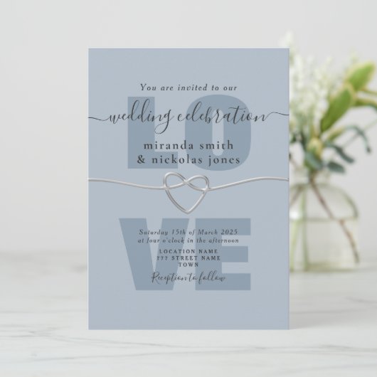 Eenvoudige Dusty Blue Love Script Wedding Invitati Kaart (Staand voorkant)