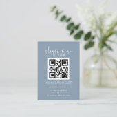 Eenvoudige Dusty Blue Minimalist QR Code Weddensch Informatiekaartje (Staand voorkant)
