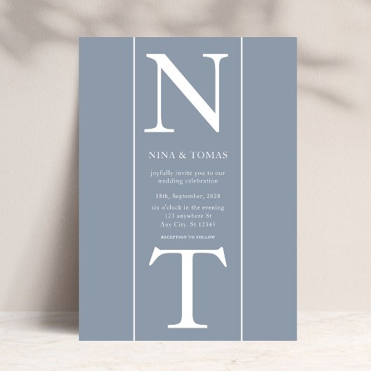 Eenvoudige Dusty Blue Monogram Initiaal Script Wed Kaart