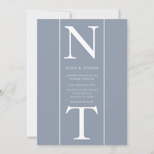 Eenvoudige Dusty Blue Monogram Initiaal Script Wed Kaart (Voorkant)