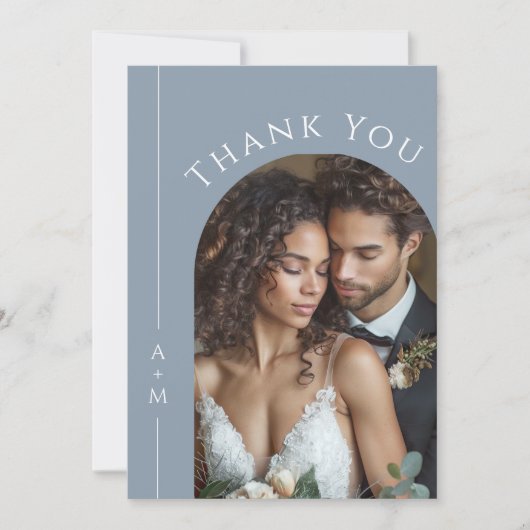 Eenvoudige Dusty Blue Monogram Trouwfoto Dank u Bedankkaart (Voorkant)