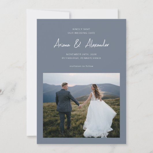 Eenvoudige Dusty Blue Script Fotobruiloft Save The Date (Voorkant)
