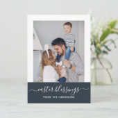 Eenvoudige e-legant Navy Script Family Photo Easte Feestdagenkaart (Staand voorkant)