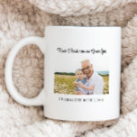 Eenvoudige eerste kerst als nieuwe opa Baby Foto Koffiemok<br><div class="desc">Elke nieuwe opa zal graag deze gepersonaliseerde foto koffie mok ontvangen als een geschenk dit vakantieseizoen. Alle tekst kan worden aangepast met elke formulering van uw keuze, inclusief het wijzigen van "Opa" naar "Papa" of "Opa" of een naam van uw keuze. Voeg een foto toe van de nieuwe opa en...</div>