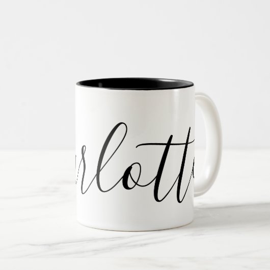 Eenvoudige effen witte en zwarte aangepaste naam C Tweekleurige Koffiemok (Voorkant rechts)